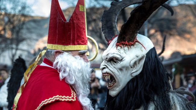Krampus en Sinterklaas.